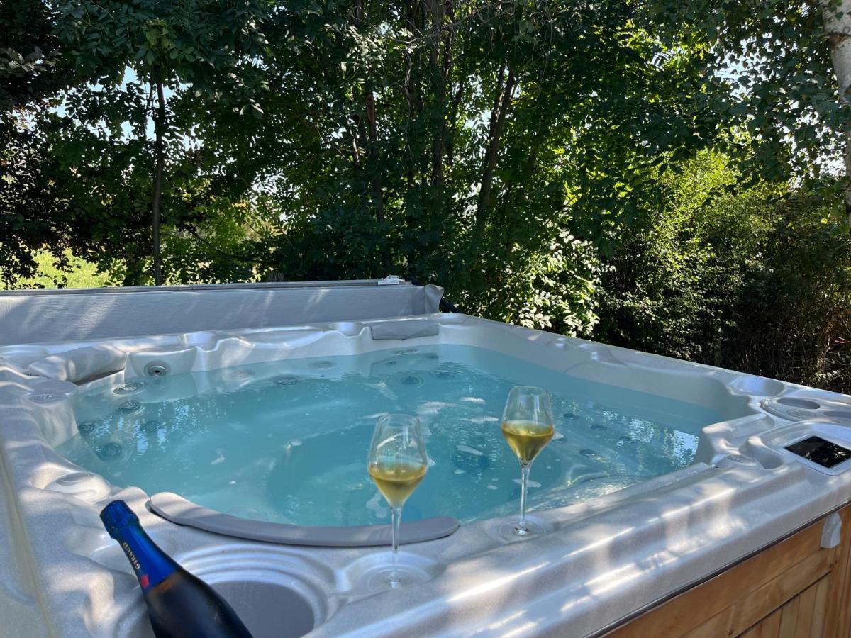 Gite De Charme 5 Etoiles Pour Couple Avec Sauna Et Jacuzzi Exterieurs Privatifs Peaugres Exteriér fotografie